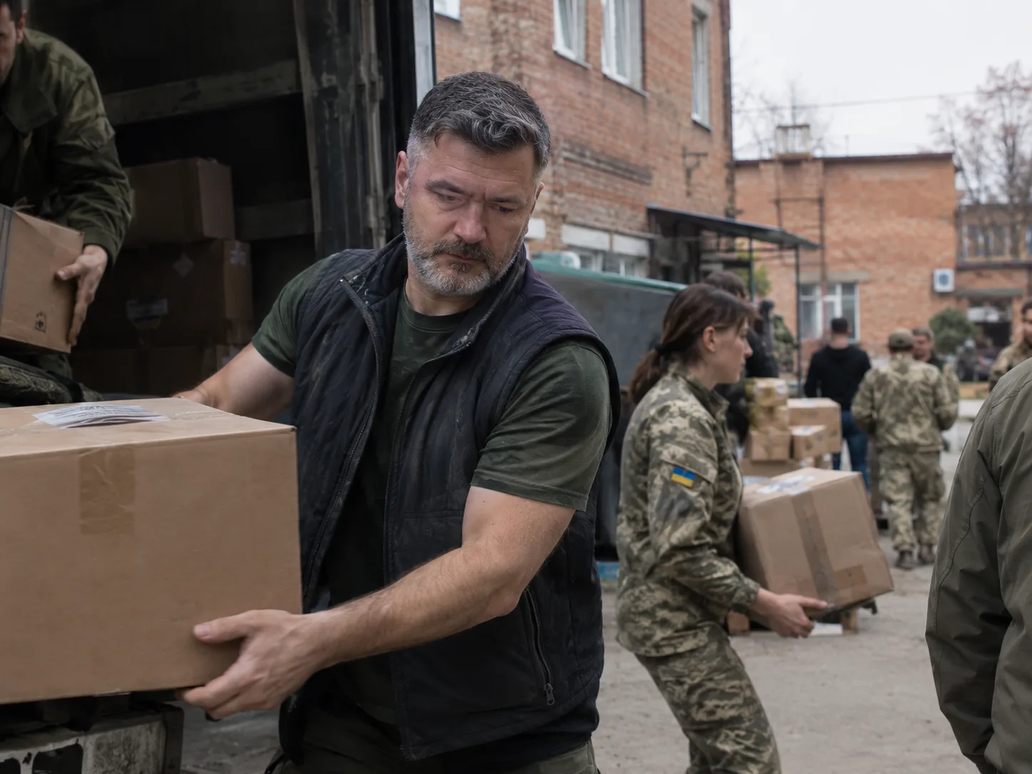 Передача допомоги військовим